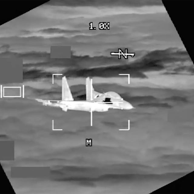 Das Videostandbild zeigt ein J-11 Kampfflugzeug der Volksrepublik China von einem B-52-Flugzeug der U.S. Air Force aus gesehen, das am 24. Oktober 2023 über dem Südchinesischen Meer fliegt. Der chinesischer Kampfjet hat sich bis auf wenige Meter genähert und dabei beinahe einen Unfall verursacht, so das US-Militär.