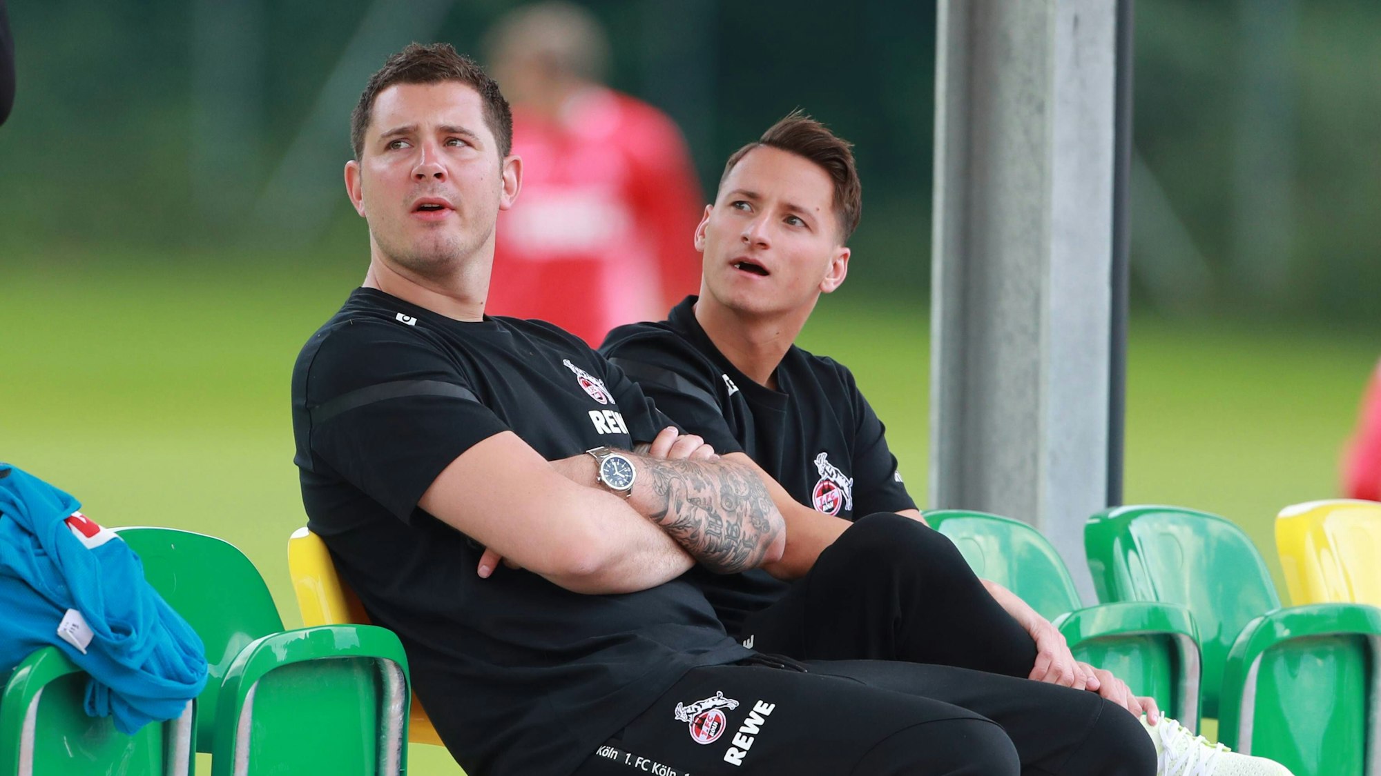 Nils Schmadtke (l.) und Christoph Kresse verfolgen im Trainingslager eine Einheit des 1. FC Köln.