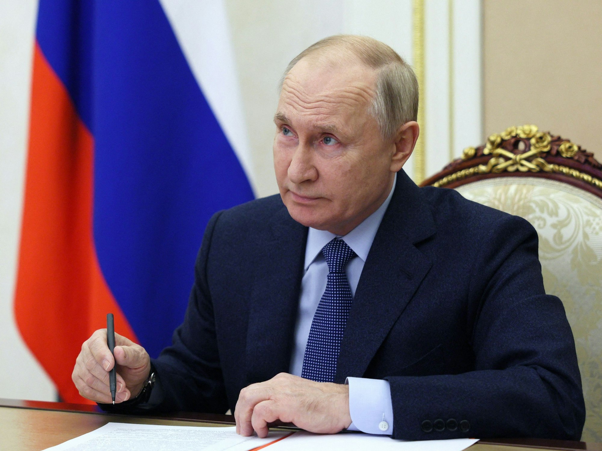 Er lebt: Das von der staatlichen russischen Nachrichtenagentur Sputnik via AP veröffentlichte Bild zeigt Wladimir Putin am Freitag (27. Oktober) während der Leitung einer Videokonferenzsitzung mit dem Sicherheitsrat im Kreml.