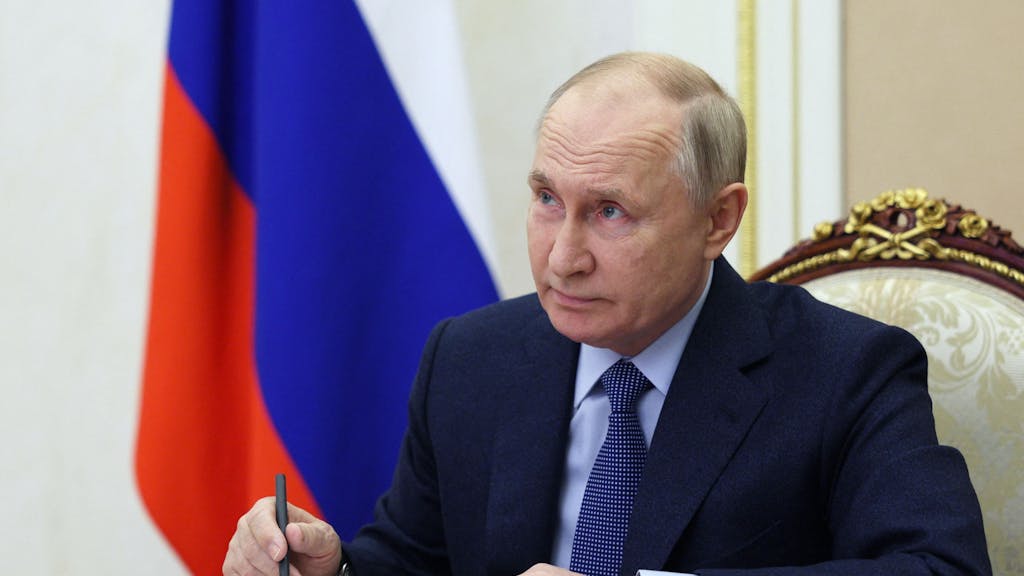 Er lebt: Das von der staatlichen russischen Nachrichtenagentur Sputnik via AP veröffentlichte Bild zeigt Wladimir Putin am Freitag (27. Oktober) während der Leitung einer Videokonferenzsitzung mit dem Sicherheitsrat im Kreml.