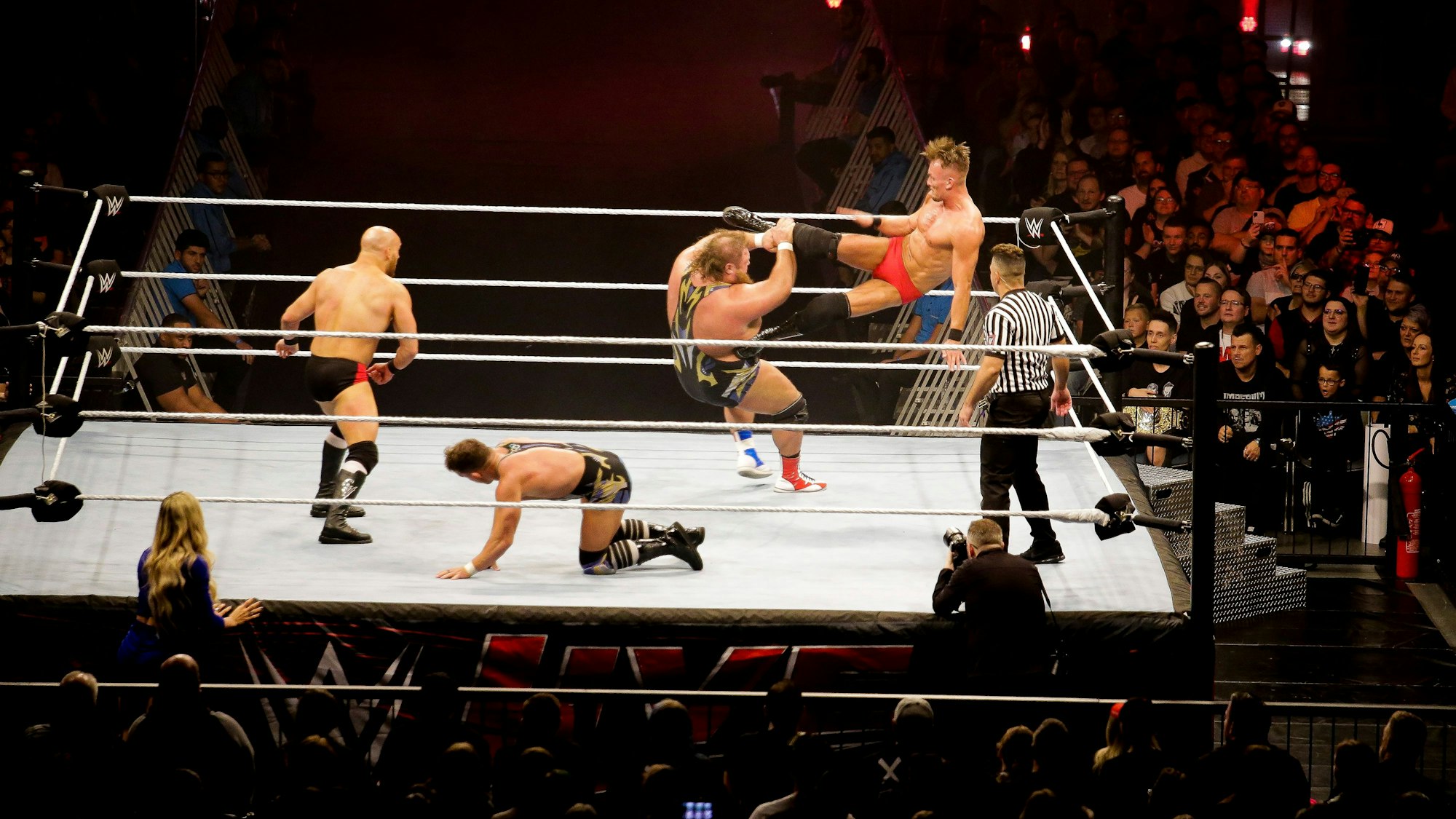 Alpha Academy versus Imperium. WWE Live in der Lanxess-Arena.