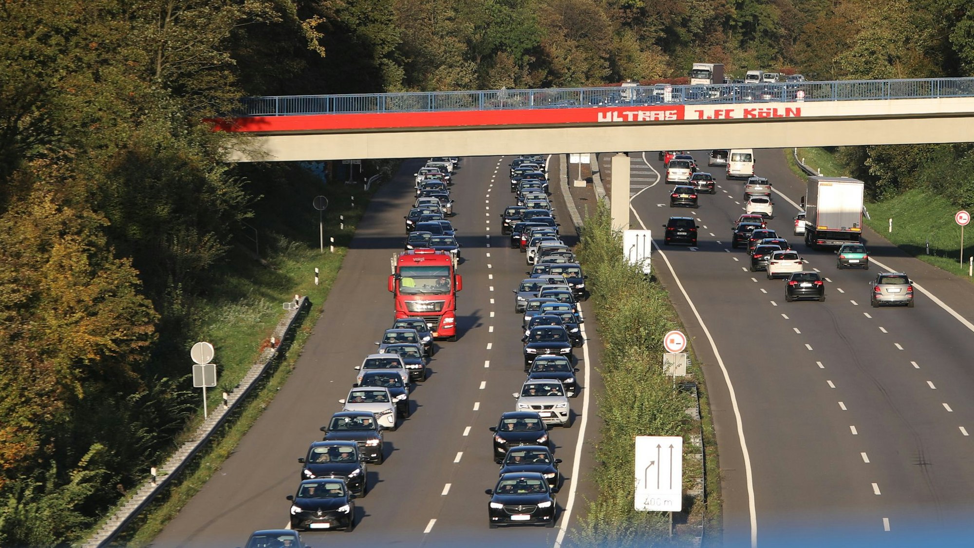 Autos stauen sich auf einer Autobahn in der Nachmittagssonne.