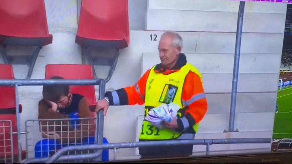 Ein junger Fan von Aston Villa weint im Stadion von AZ Alkmaar, weil ein Ordner sein Plakat konfisziert hat.