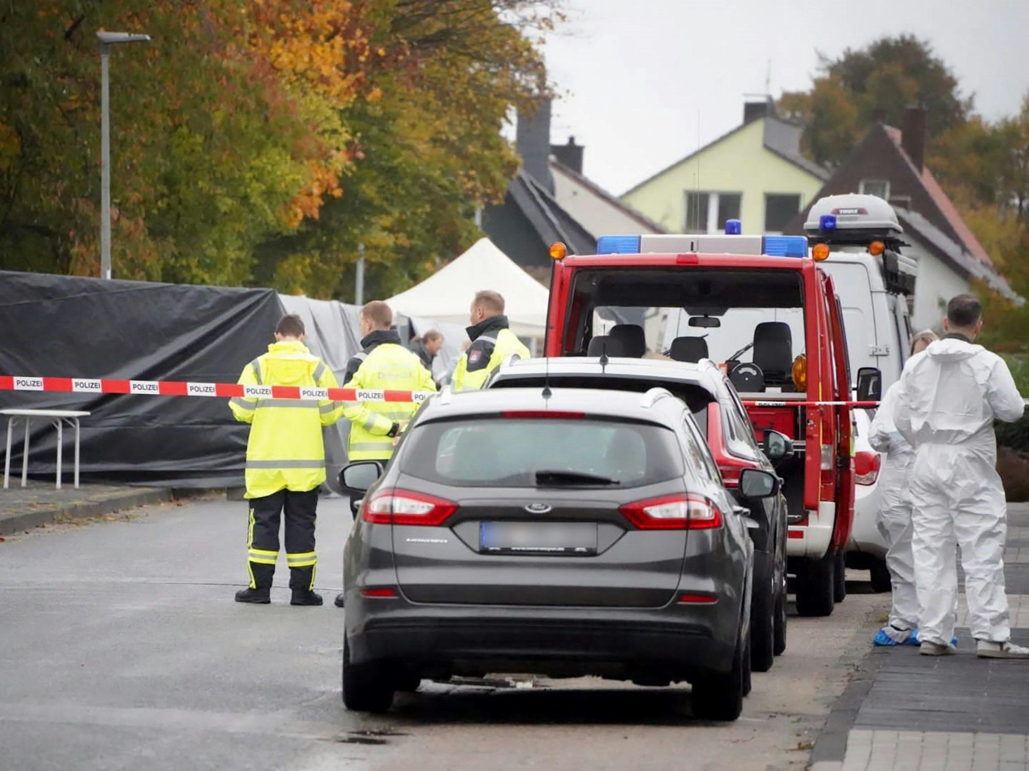 Einsatzkräfte der Polizei stehen am 26. Oktober 2023 in Horn-Bad Meinberg in einem von der Polizei abgesperrten Bereich, nachdem eine Leiche gefunden wurde.
