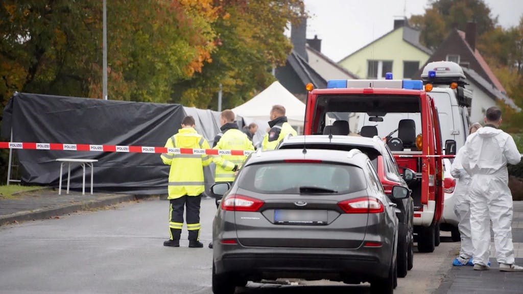 Einsatzkräfte der Polizei stehen am 26. Oktober 2023 in Horn-Bad Meinberg in einem von der Polizei abgesperrten Bereich, nachdem eine Leiche gefunden wurde.