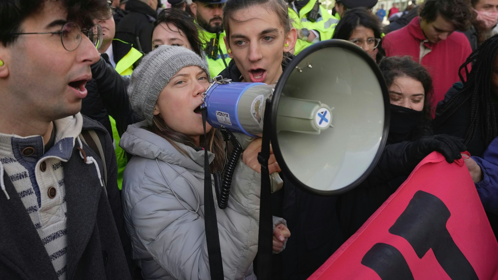 Großbritannien, London: Greta Thunberg, Klimaaktivistin aus Schweden, ruft in ein Megafon während der „Oily Money Out“-Demonstration vor dem Intercontinental Hotel. Gemeinsam mit anderen Klimaaktivisten hat Greta Thunberg in London gegen ein Treffen von Energiemanagern demonstriert.