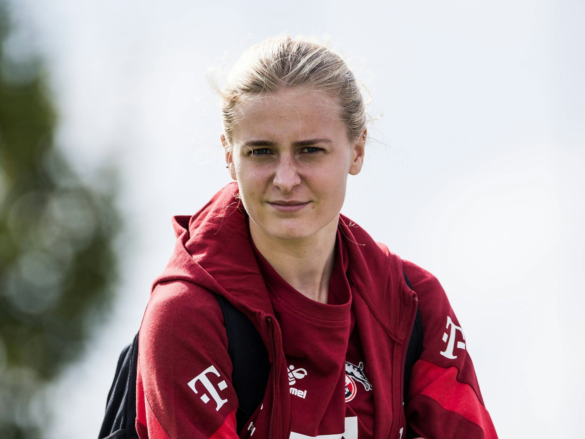 Sofie Vendelbo in Köln-Trainingsjacke.