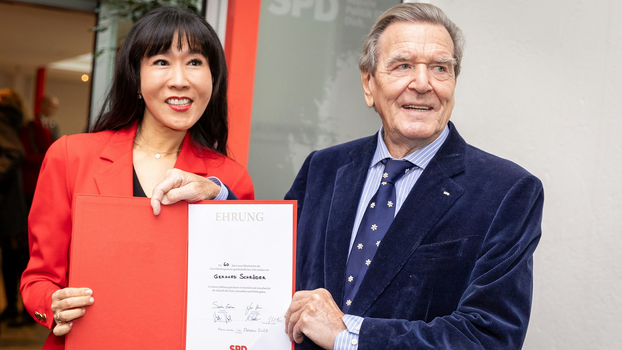Gerhard Schröder hat in Hannover die Ehrung für 60 Jahre Mitgliedschaft in der SPD erhalten. An der Auszeichnung für den Altkanzler gibt es viel Kritik wegen seiner Nähe zu Russland.