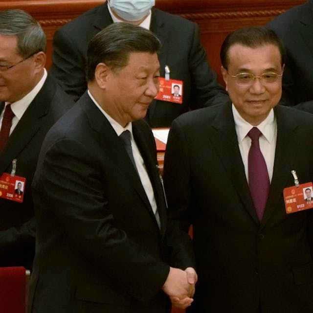 Li Keqiang (r.), trat im März 2023 als Ministerpräsident der Volksrepublik Chinaunter Xi Jinping (m.) ab.