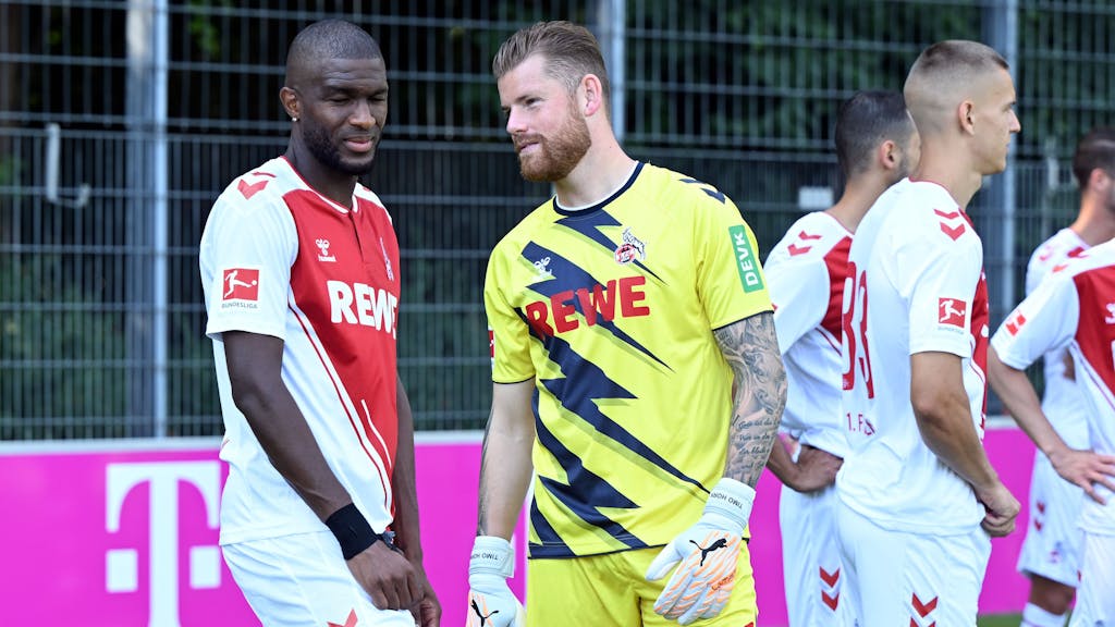 Anthony Modeste (l) und Timo Horn vom 1. FC Köln unterhalten sich am Randes des Fototermins zum Mannschaftsfoto.