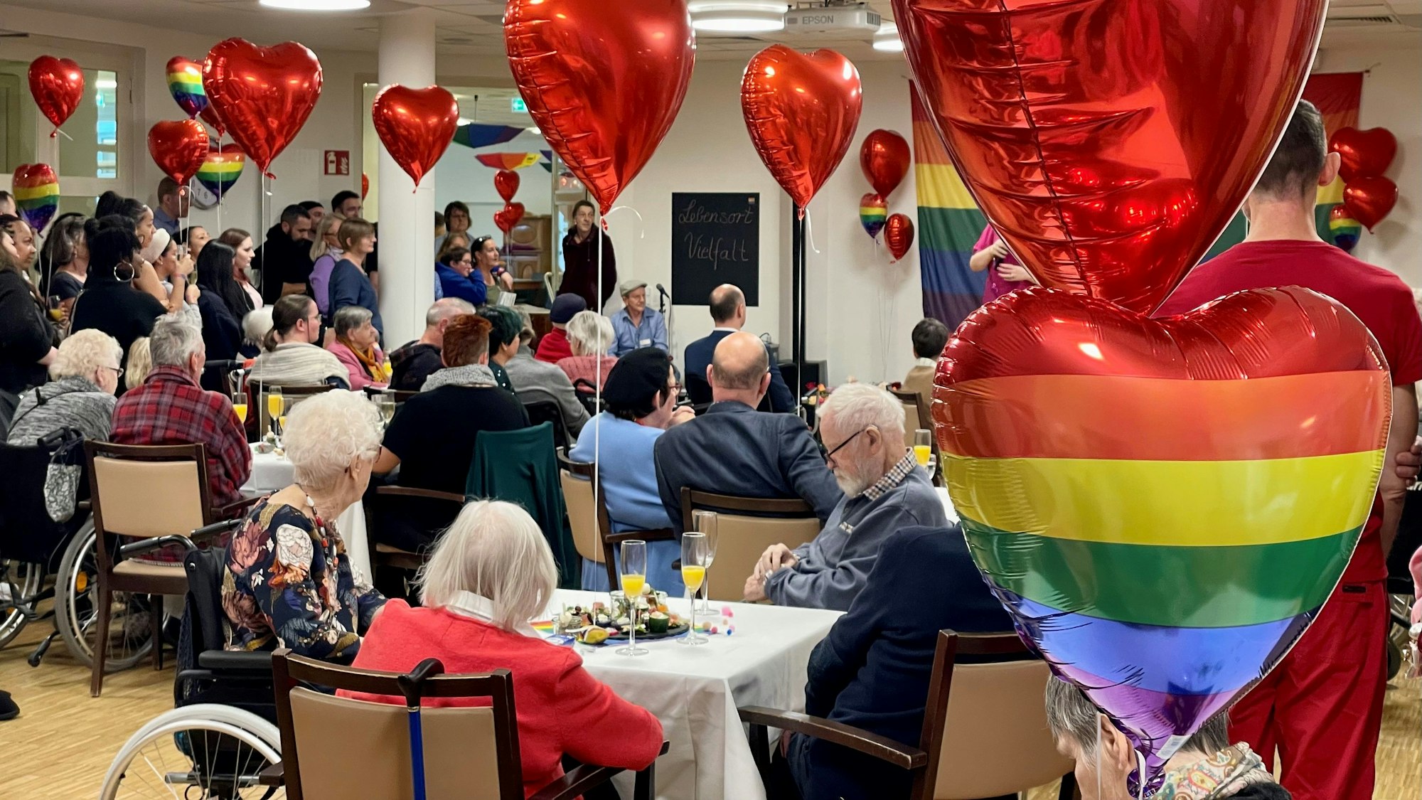 Regenbogenfarben und Herzen: Im Awo-Zentrum für Senioren und Seniorinnen stand am Freitag alles im Zeichen von Vielfalt.