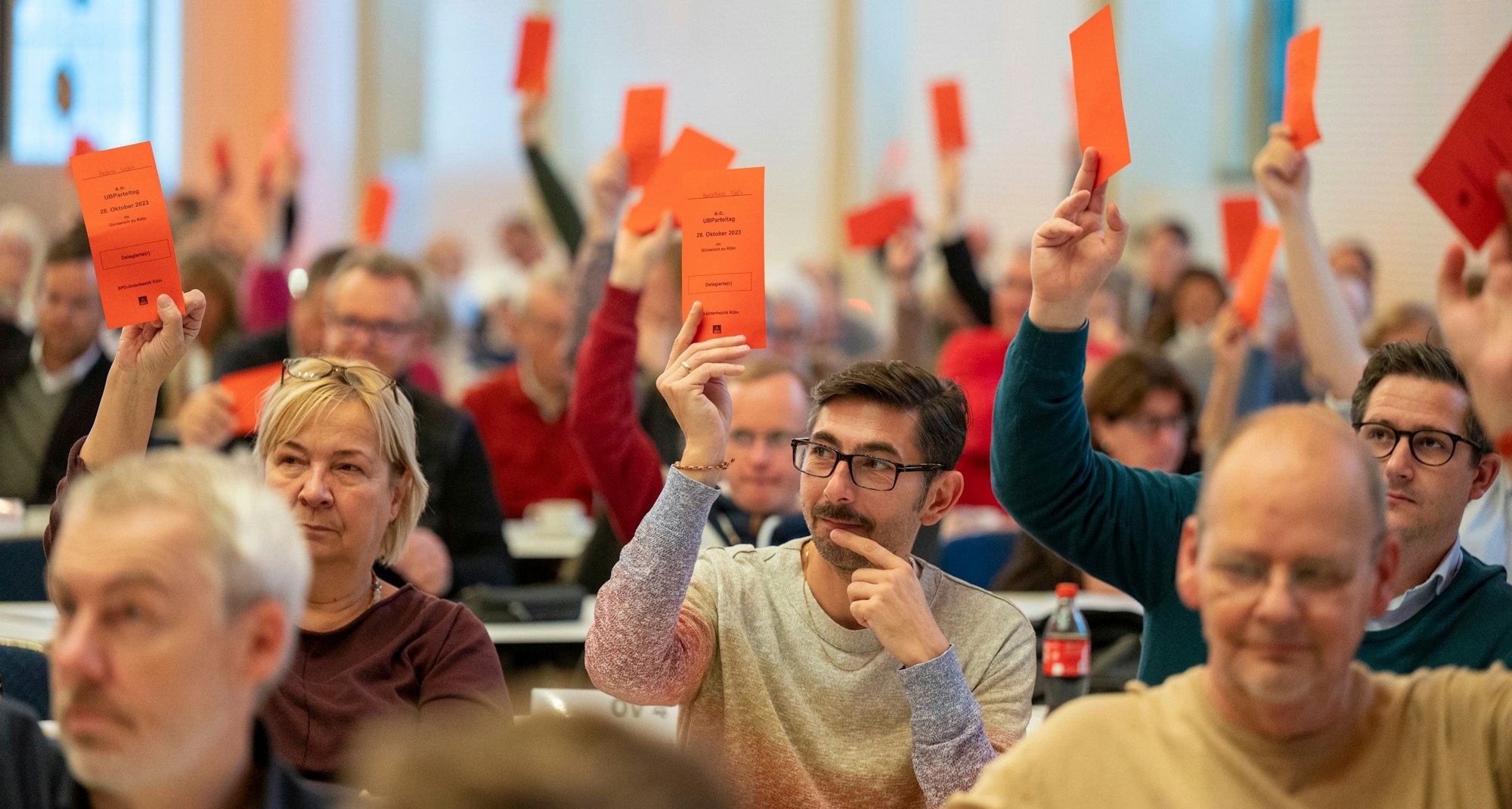 28.10.2023, Köln: Es wurde per Handzeichen abgestimmt. Der Parteitag der Kölner SPD fand im Gürzenich. statt. Foto: Uwe Weiser