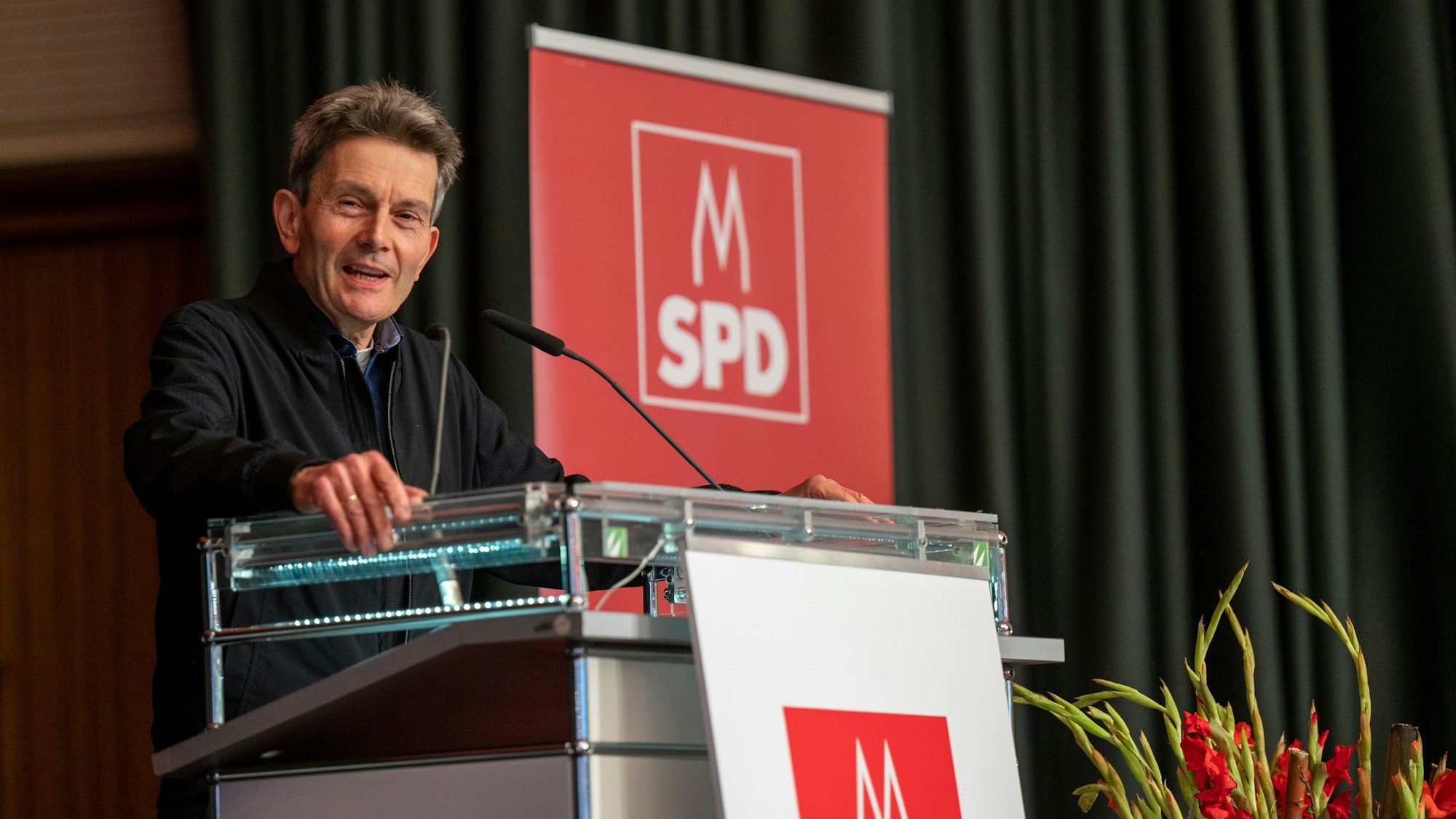 Dr. Rolf Mützenich sprach vor den Delegierten der SPD.