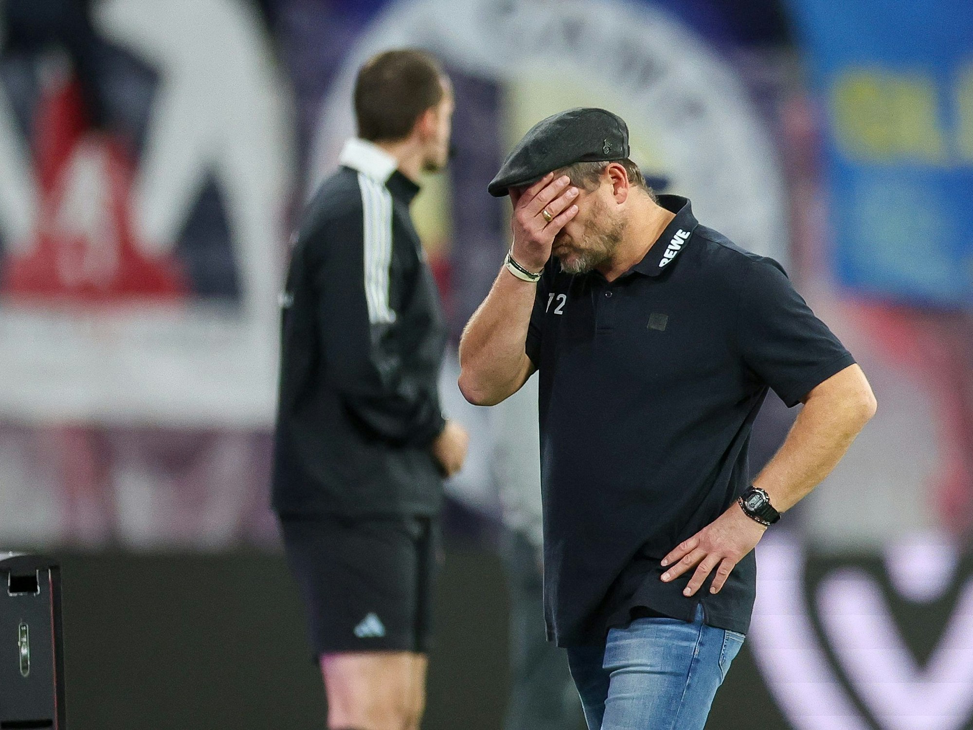 Kölns Trainer Steffen Baumgart reagiert nach dem 2:0 enttäuscht.
