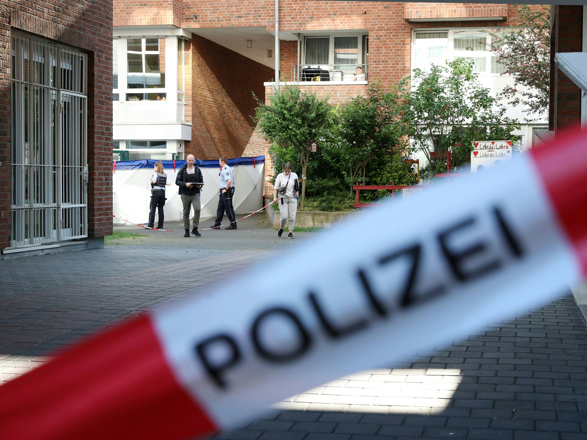 Absperrband der Polizei vor einem Tatort in Köln-Mülheim.