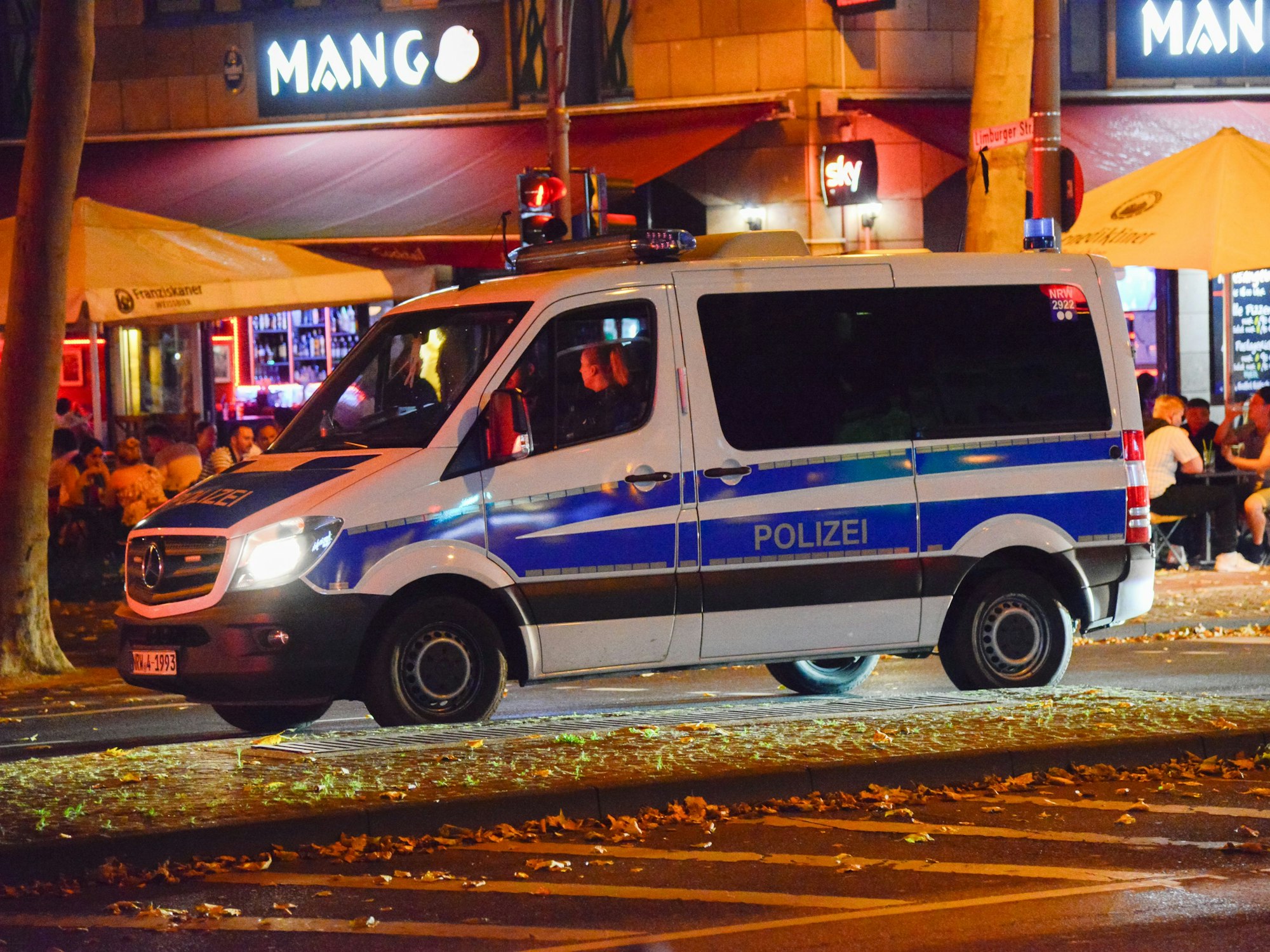 Ein Polizeiwagen fährt durch die Kölner Innenstadt.