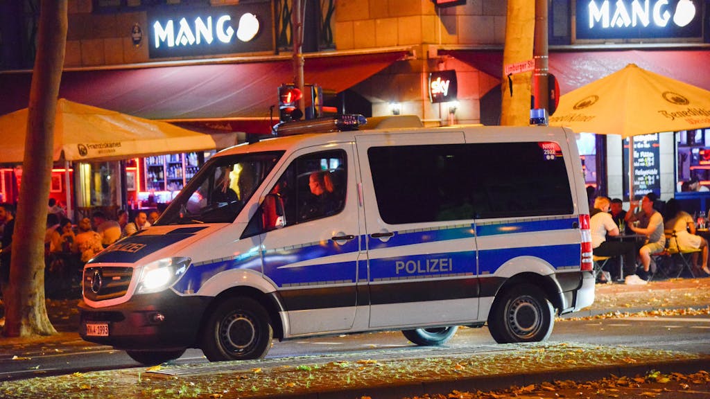 Ein Polizeiwagen fährt durch die Kölner Innenstadt.