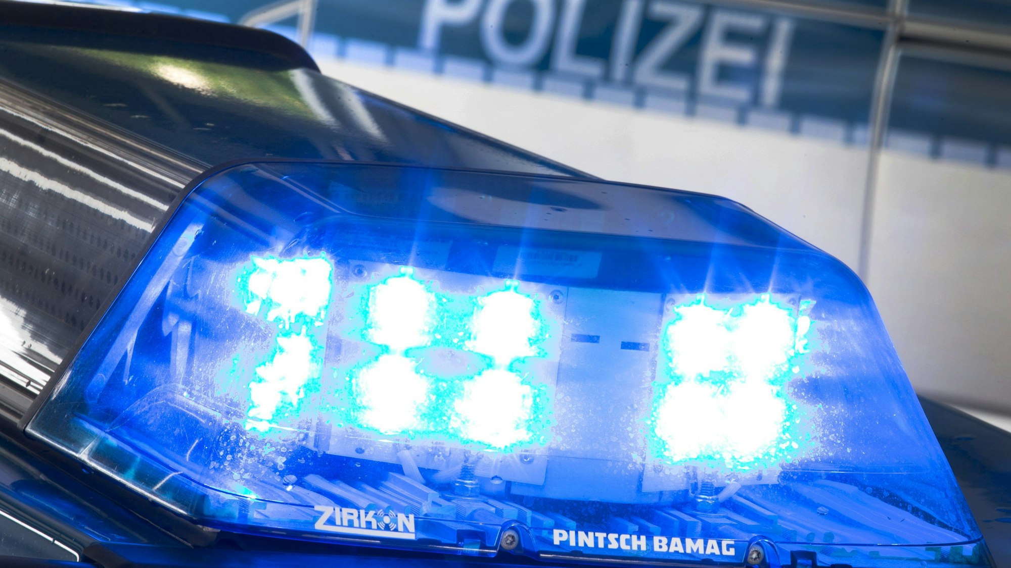 Das Blaulicht eines Polizeifahrzeugs leuchtet.