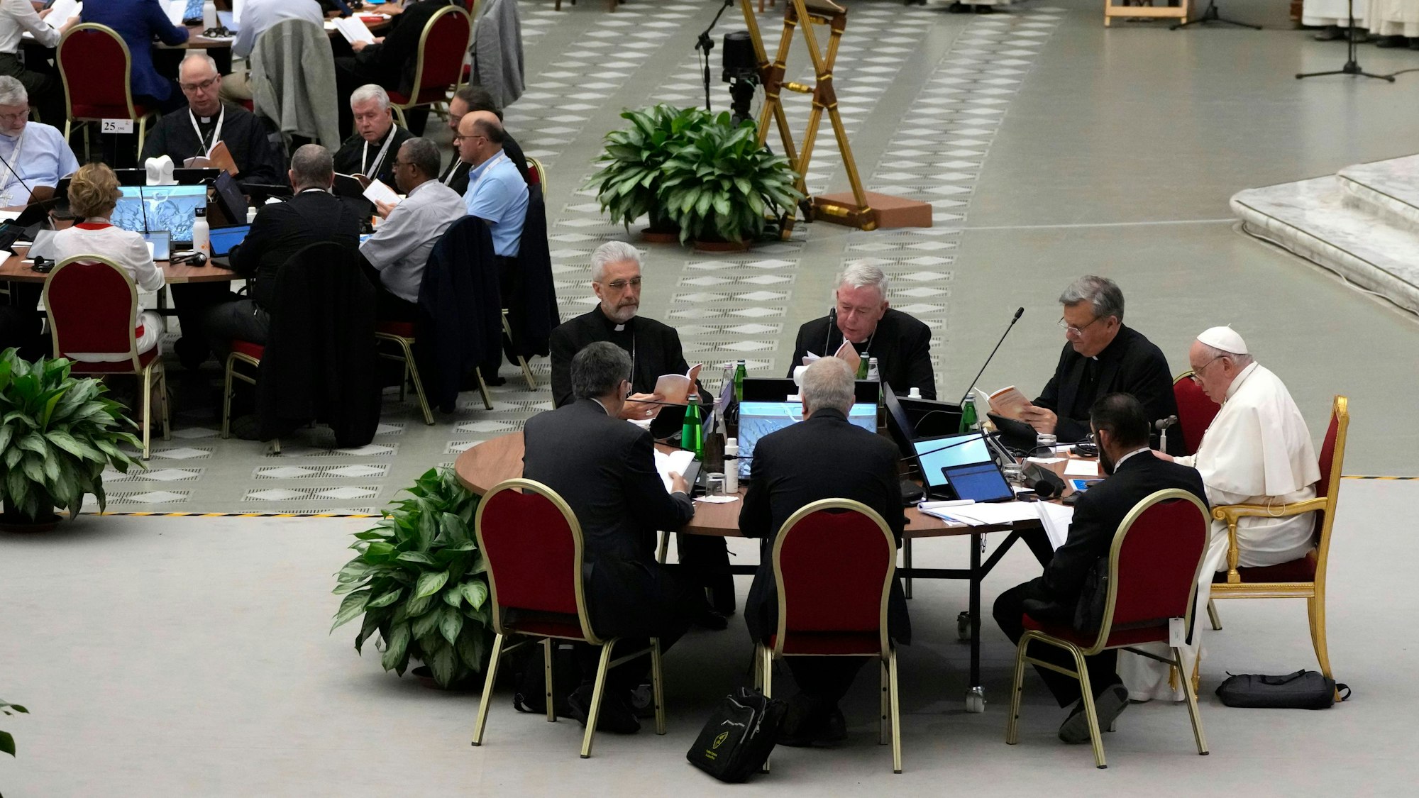 An runden Tischen beraten die Delegierten der katholischen Weltsynode in Rom. Rechts im Bild: Papst Franziskus
