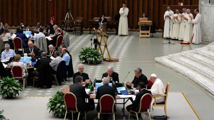An runden Tischen beraten die Delegierten der katholischen Weltsynode in Rom. Rechts im Bild: Papst Franziskus