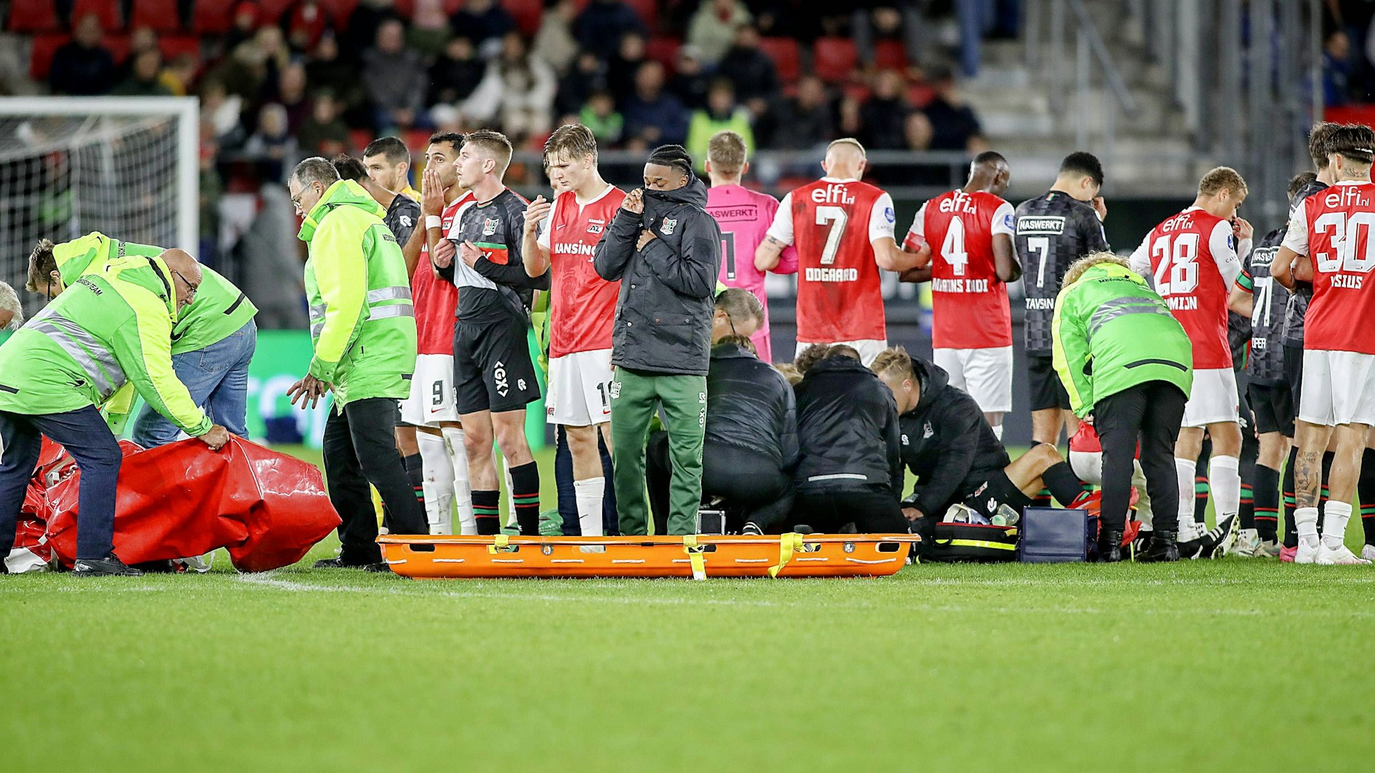 Schock-Moment in der Eredivisie: Bas Dost wird nach seinem Zusammenbruch im Spiel von NEC Nijmegen bei AZ Alkmaar behandelt.