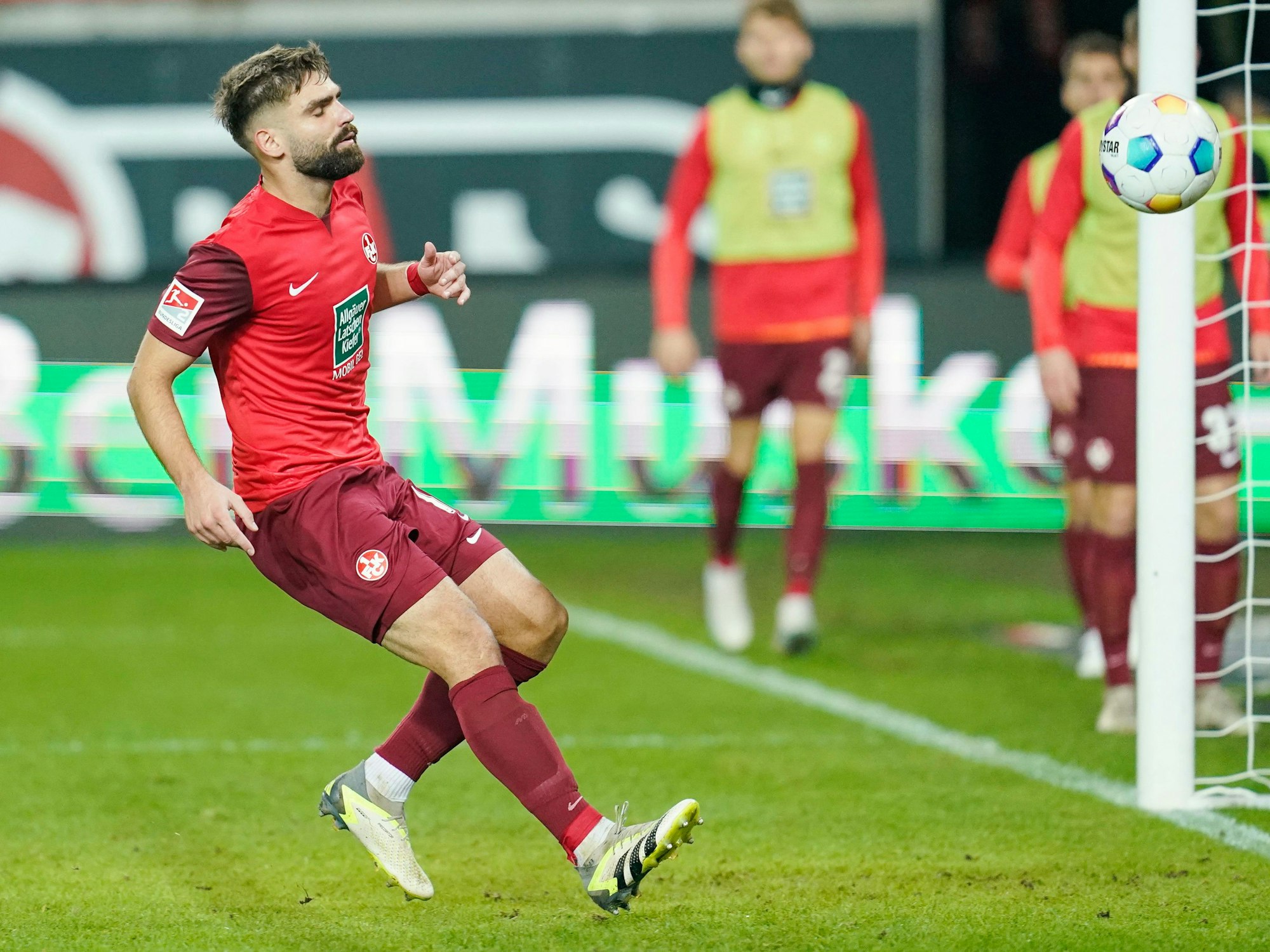 Kaiserslauterns Nikola Soldo läuft dem Ball hinterher, der zum 3:3 ins Tor geht.