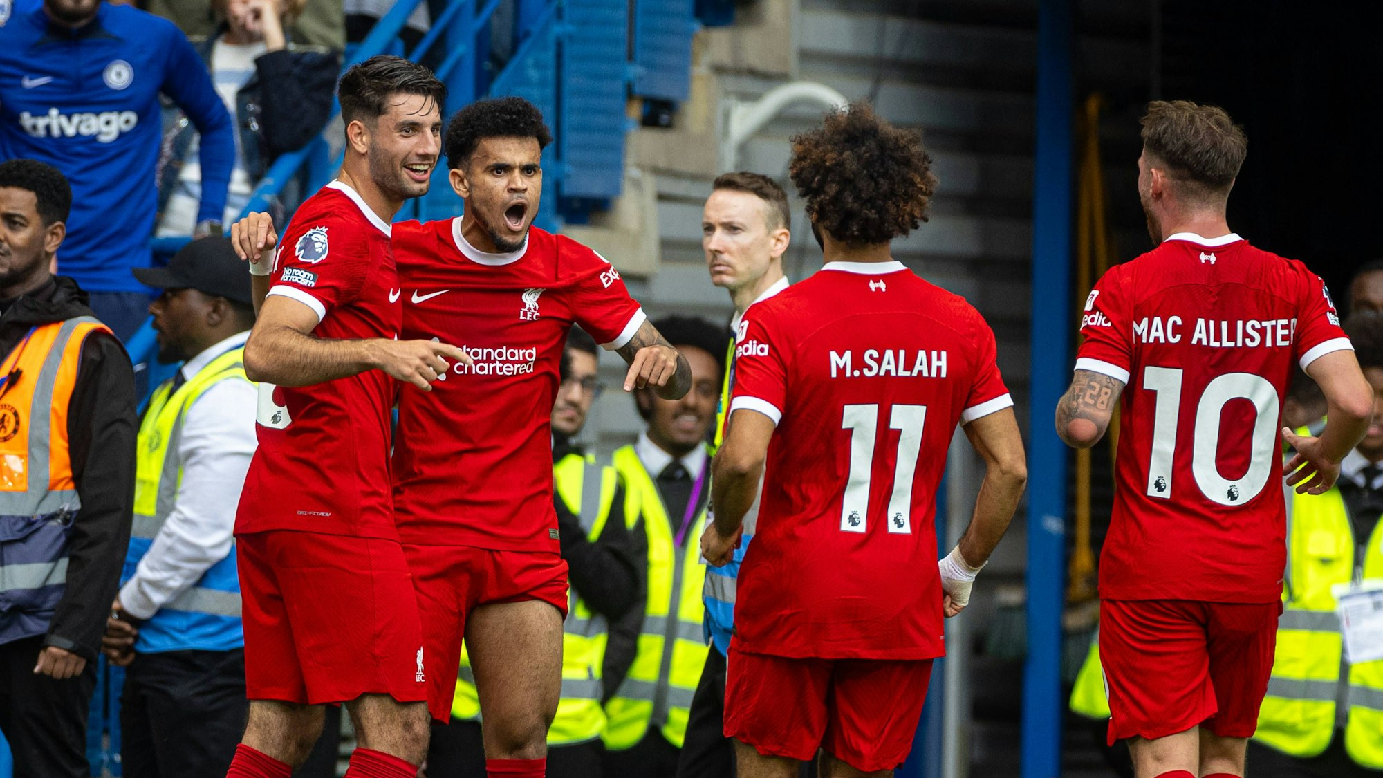 Dominik Szoboszlai (l.), Luis Diaz (2.v.l.), Mohamed Salah und Alexis Mac Allister jubeln nach einem Tor des FC Liverpool.