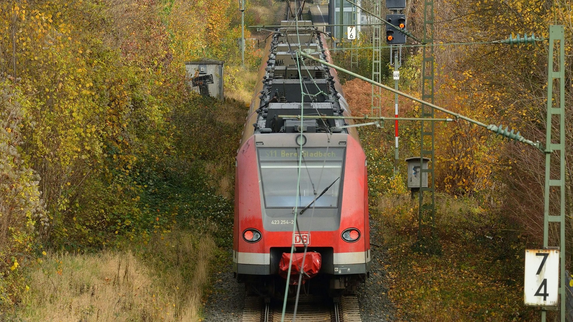 Die S-Bahn Linie 11 fährt in Richtung Bergisch Gladbach.