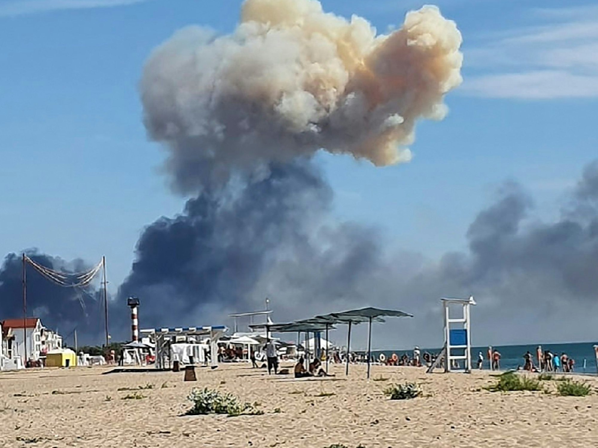 Am Strand von Saky steigt nach einer Explosion im August 2023 Rauch auf. Die Ukraine hat den nahegelegenen Militärflughafen erneut angegriffen.