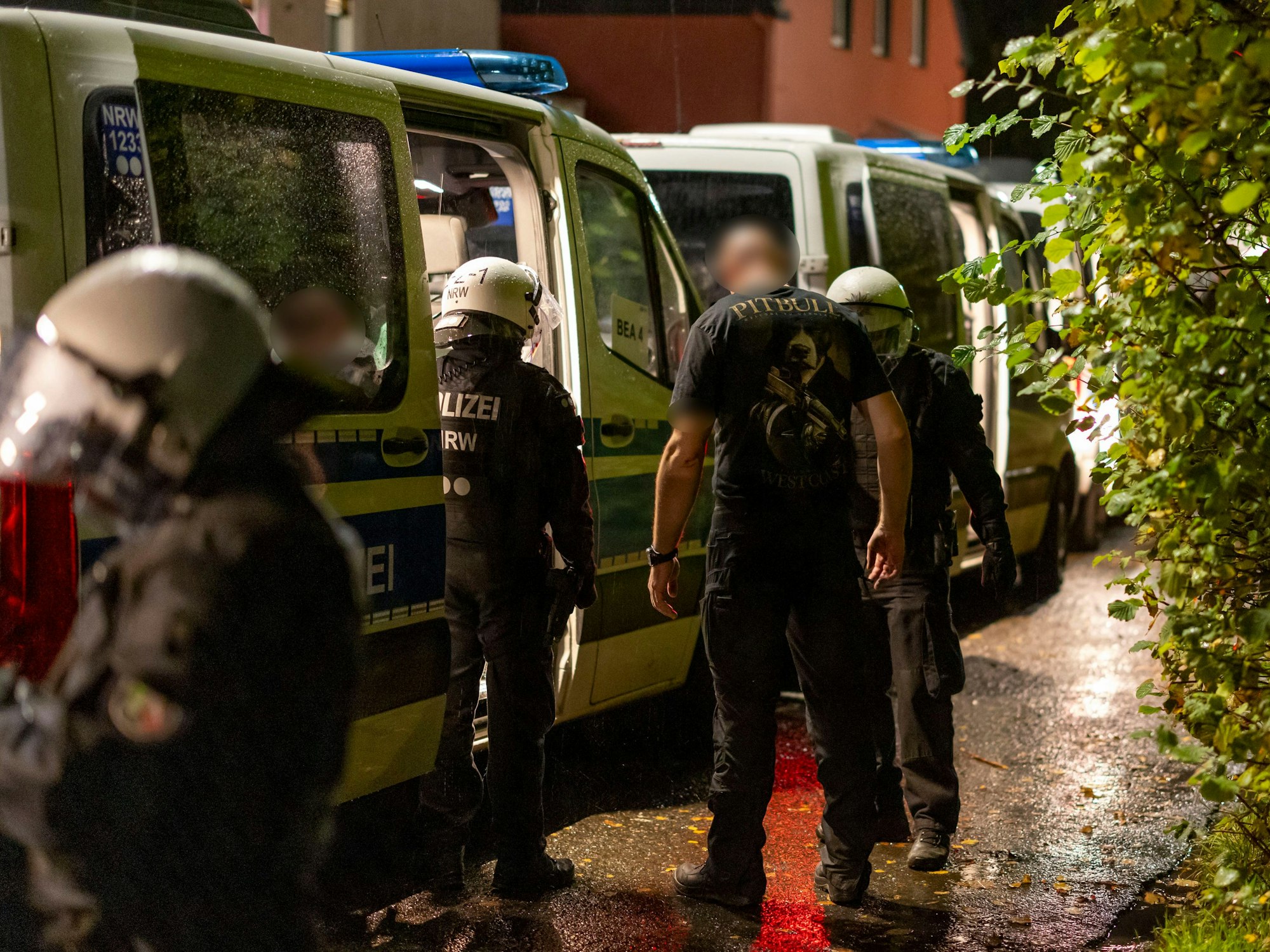 28.10.2023, Nordrhein-Westfalen, Gelsenkirchen: Ein Mann mit einem T-Shirt mit der Aufschrift „Pitbull“ wird von der Polizei durchsucht. Die Polizei hat eine Veranstaltung von mutmaßlichen Anhängern der rechten Szene in Gelsenkirchen beendet.