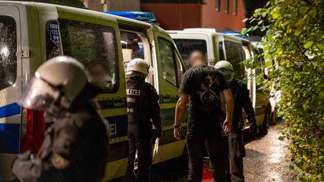 28.10.2023, Nordrhein-Westfalen, Gelsenkirchen: Ein Mann mit einem T-Shirt mit der Aufschrift „Pitbull“ wird von der Polizei durchsucht. Die Polizei hat eine Veranstaltung von mutmaßlichen Anhängern der rechten Szene in Gelsenkirchen beendet.&nbsp;