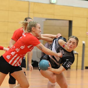 Die Euskirchener Spielerin Corinna Schmitz reißt am Trikot der Gegenspielerin.