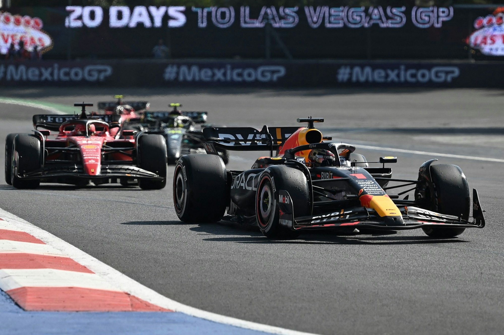 Max Verstappen fährt beim Mexiko-Rennen der Formel 1 vorneweg.