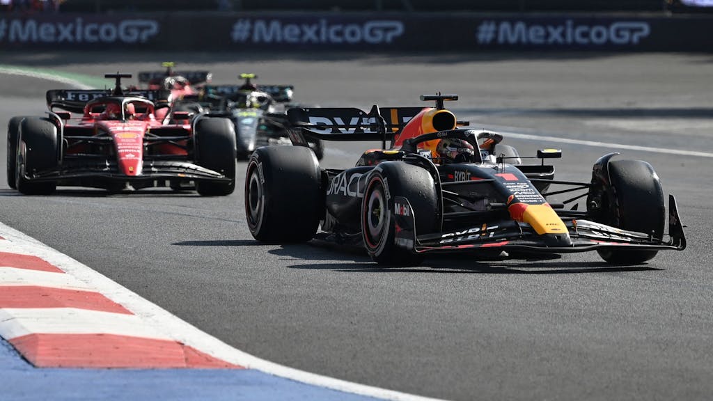 Max Verstappen fährt beim Mexiko-Rennen der Formel 1 vorneweg.