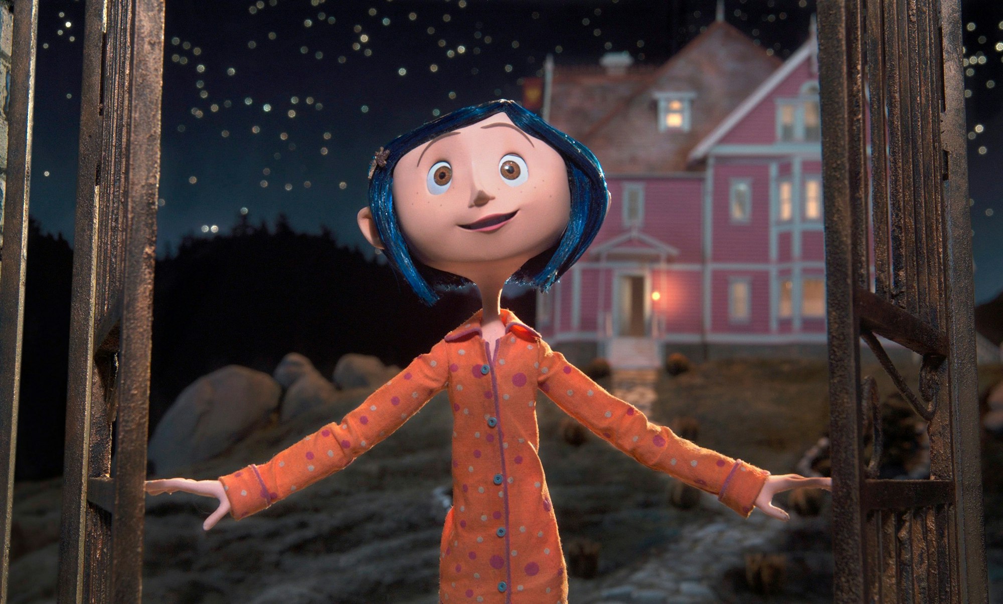 Die Protagonistin Coraline aus dem gleichnamigen Animationsfilm öffnet mitten in der Nacht ein Tor.