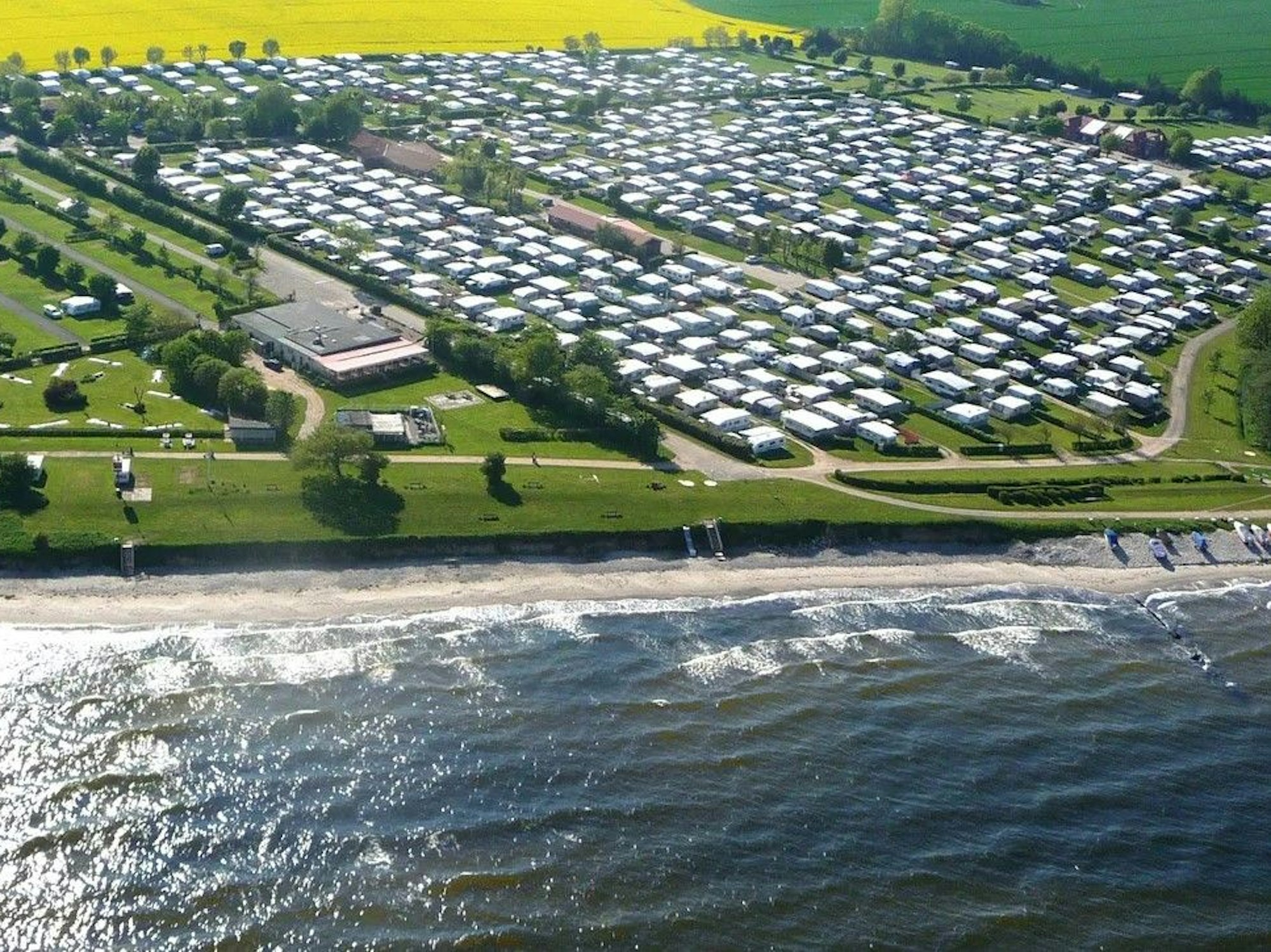 Blick auf dem Campingplatz „Rosenfelder Strand Ostsee Camping“ bei Dahme an der Ostsee