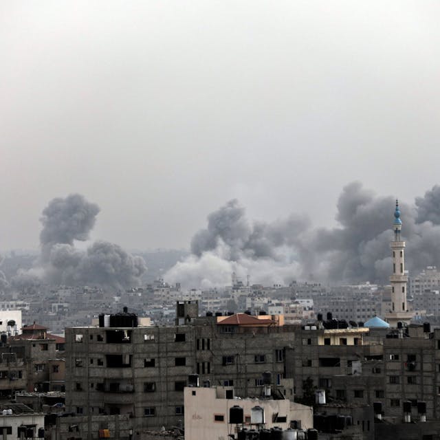 Rauch steigt nach israelischem Luftangriff auf.