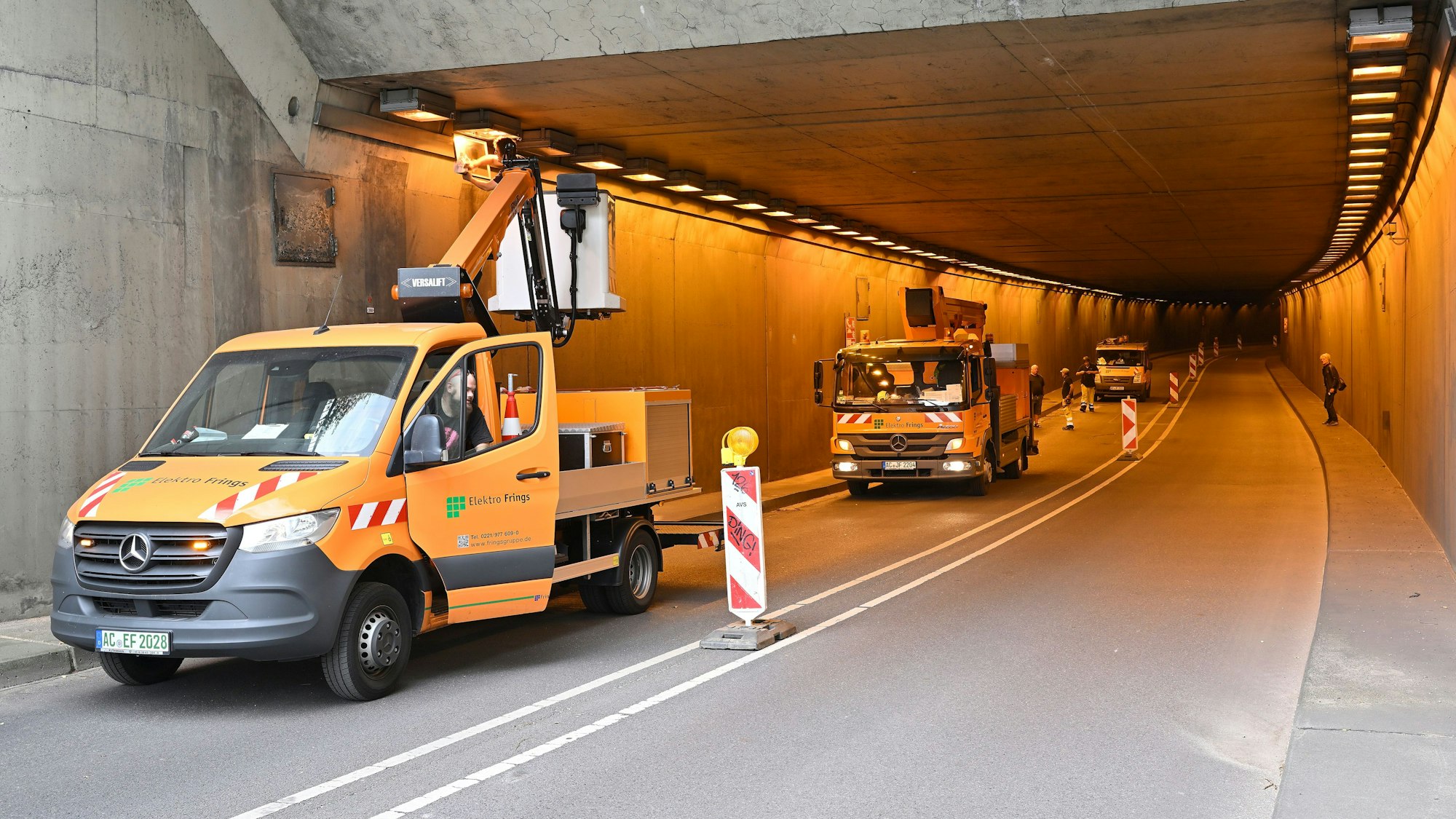 Baufahrzeuge stehen im Bergisch Gladbacher City-Tunnel. Eine Fahrspur ist für sie mit Warnbaken gesperrt.