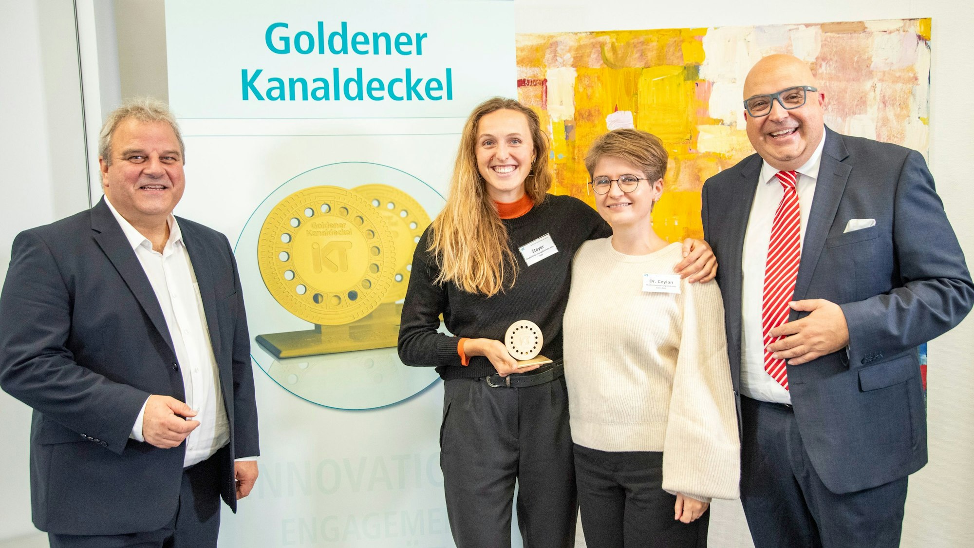 Das Unternehmen für Abwasserentsorgung in Köln (StEB) freut sich über den „Goldenen Kanaldeckel“.