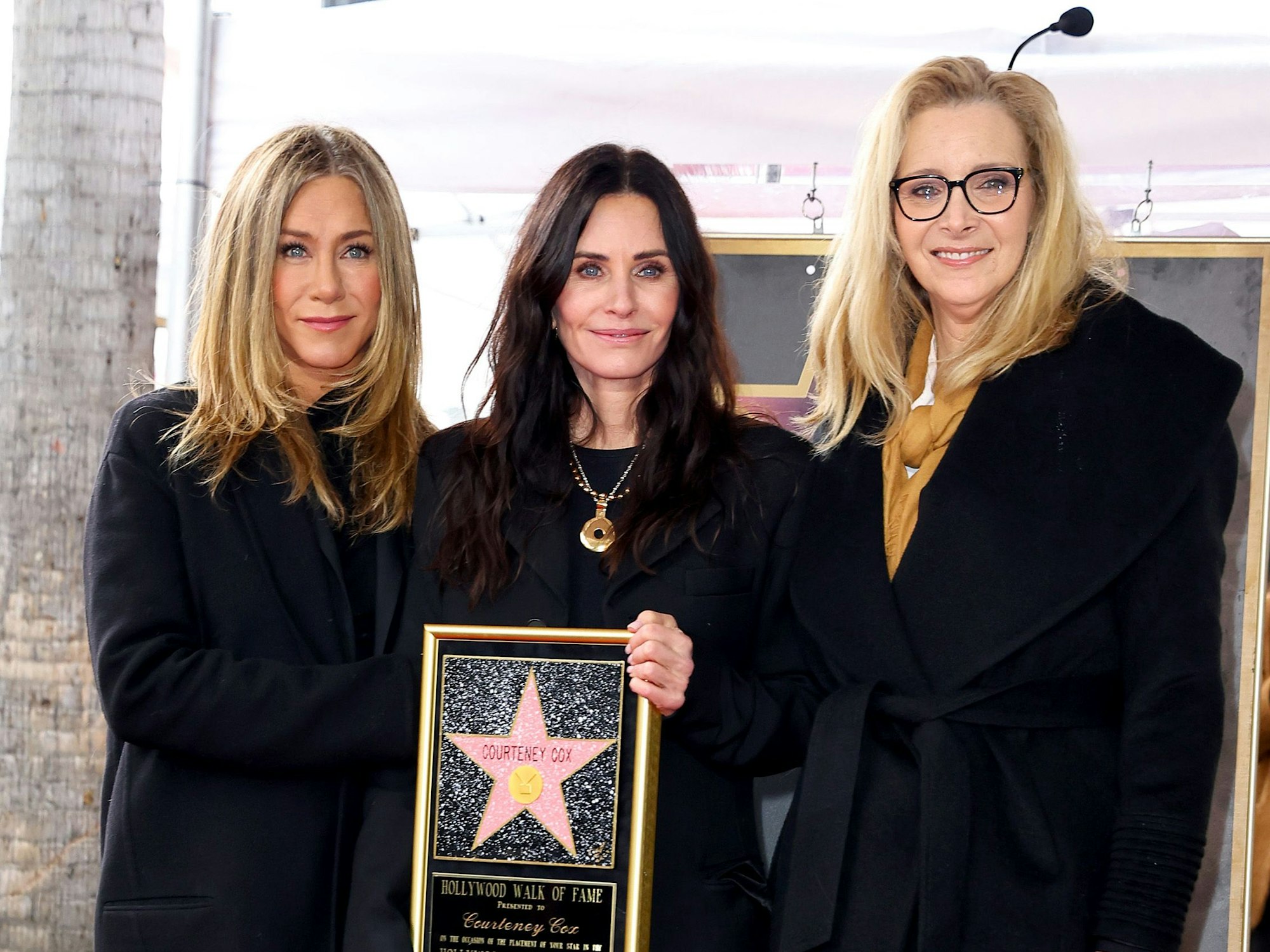 (l-r) Jennifer Aniston, Courteney Cox und Lisa Kudrow bei der Verleihung des Hollywood Walk of Fame Star an Courteney Cox am 27. Februar 2023 in Hollywood, Kalifornien.