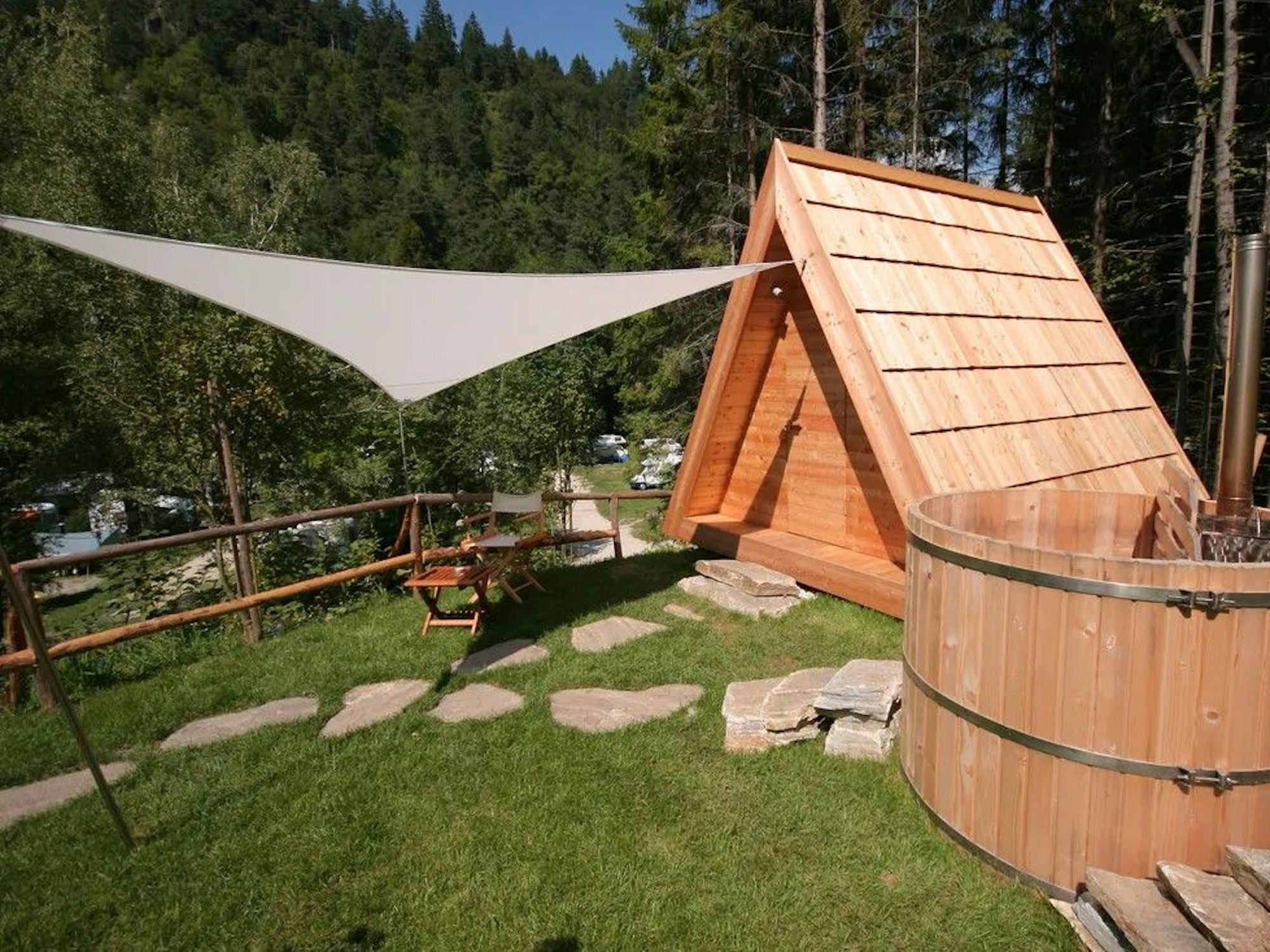 Blick auf einen Teil des Platzes „Camping Bled“ in Slowenien in den Julischen Alpen am See.