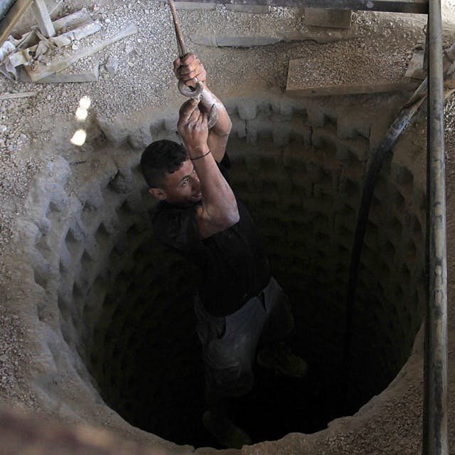 Die Archivaufnahme aus dem Jahr 2013 zeigt einen Zugang zu einem der Tunnel im Gazastreifen, die zum Schmuggeln und als Versteck genutzt werden.
