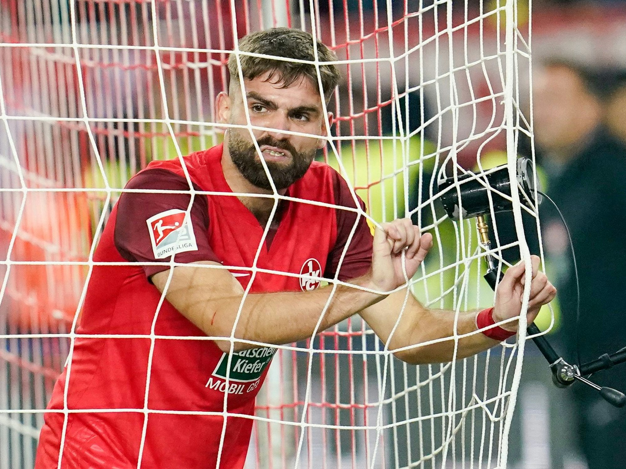 1. FC Kaiserslautern – Hamburger SV: Kaiserslauterns Nikola Soldo im Tornetz