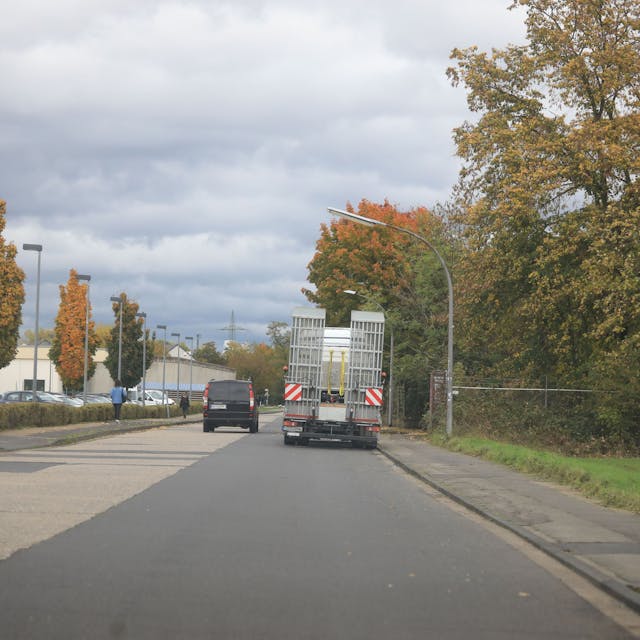 Autos fahren an der Porzer Ringstraße.