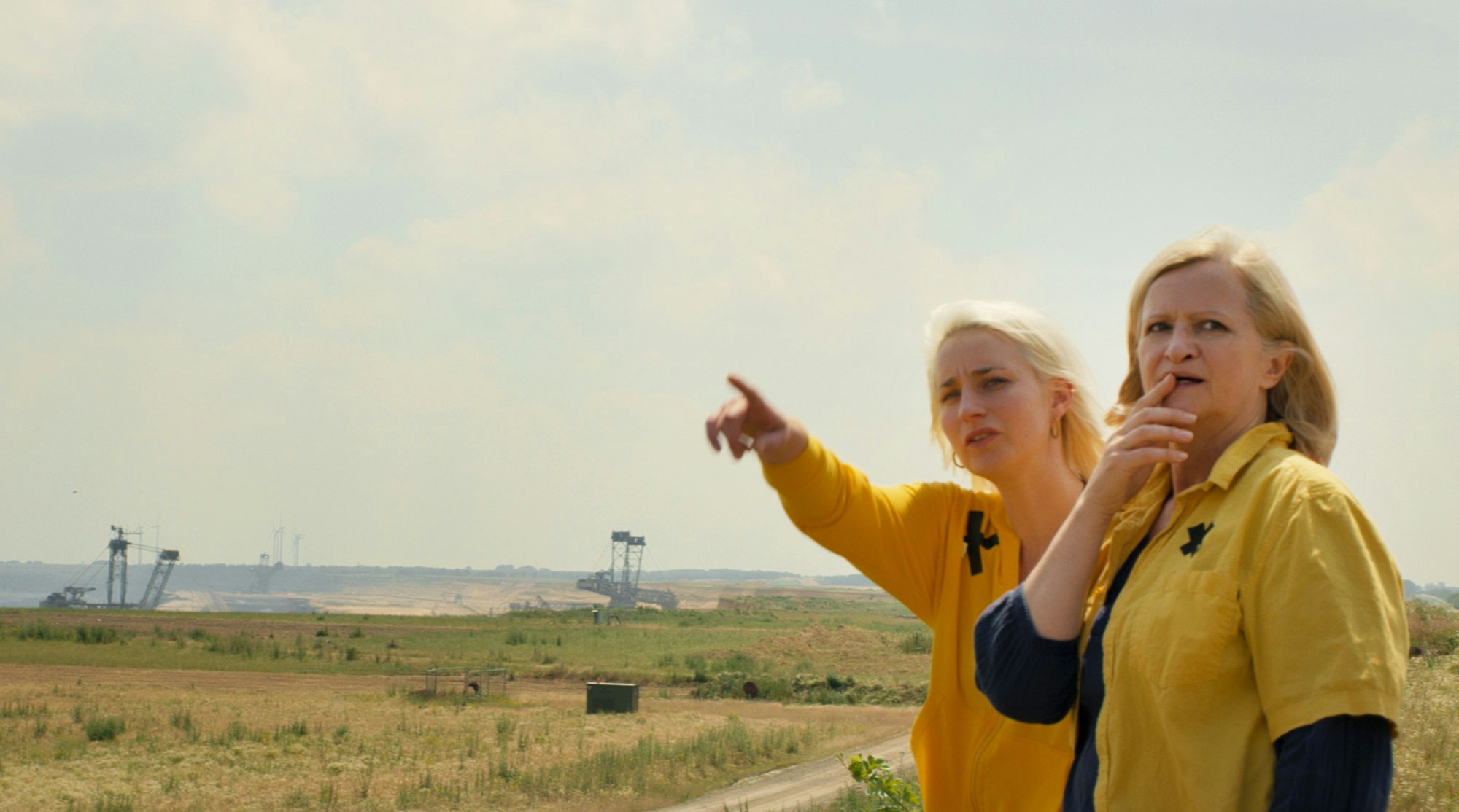 Marita (Johanna Gastdorf, r.) und Natalie (Merle Wasmuth) betrachten das Abbaugebiet.