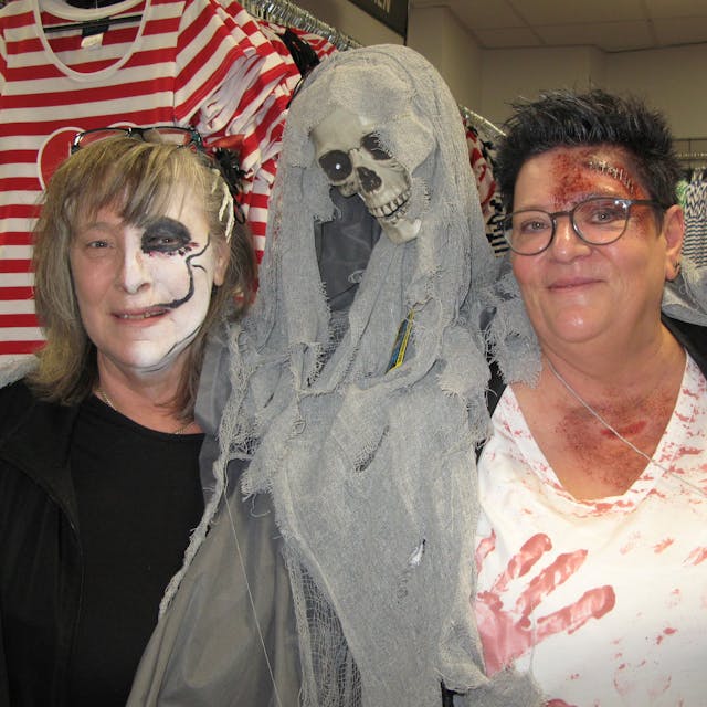 Das Bild zeigt zwei Frauen im Kostümgeschäft Deiters mit einem Skelett und zum Gruseln geschminkten Gesichtern.