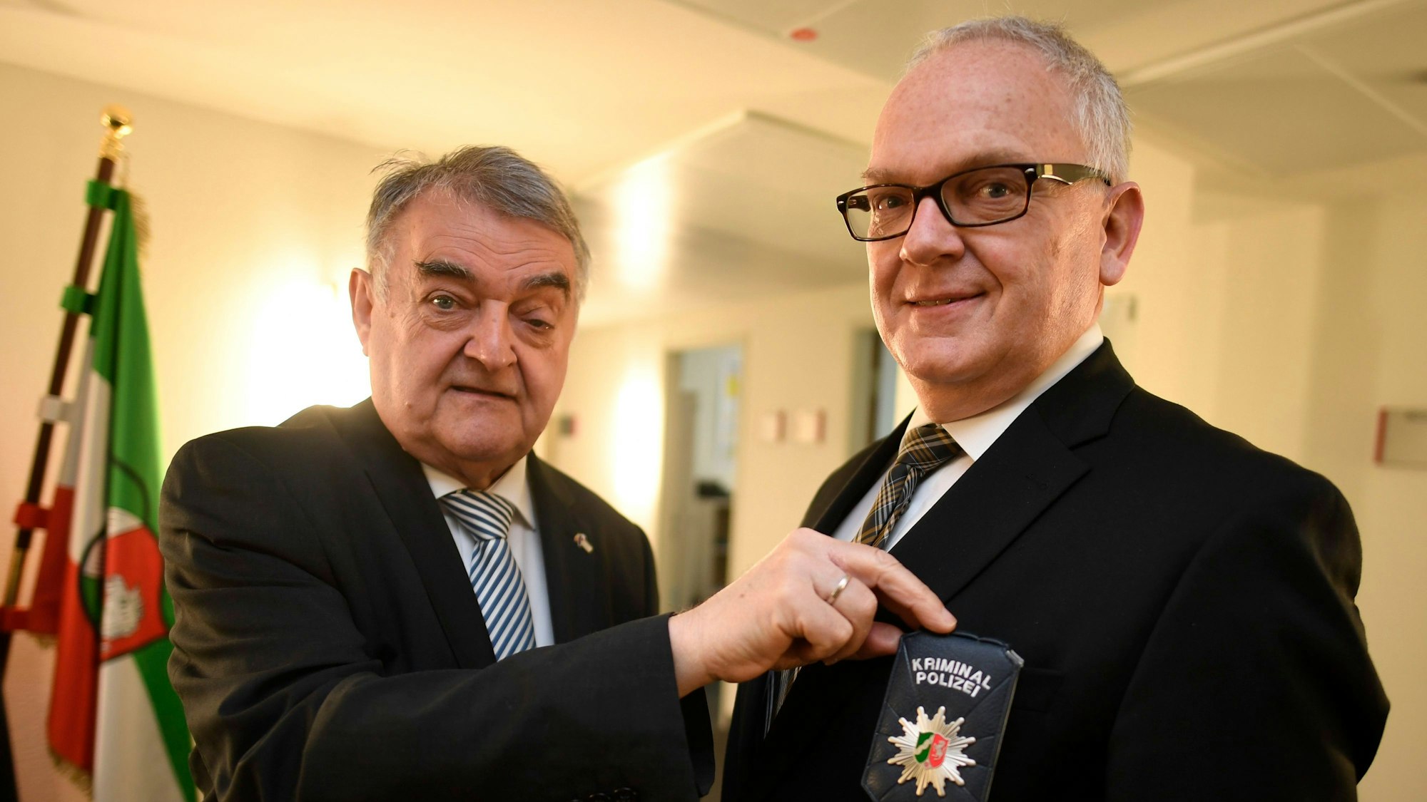 Herbert Reul (CDU, li.), Innenminister von Nordrhein-Westfalen, präsentiert zusammen mit Johannes Hermanns die neue Polizeidienstmarke.