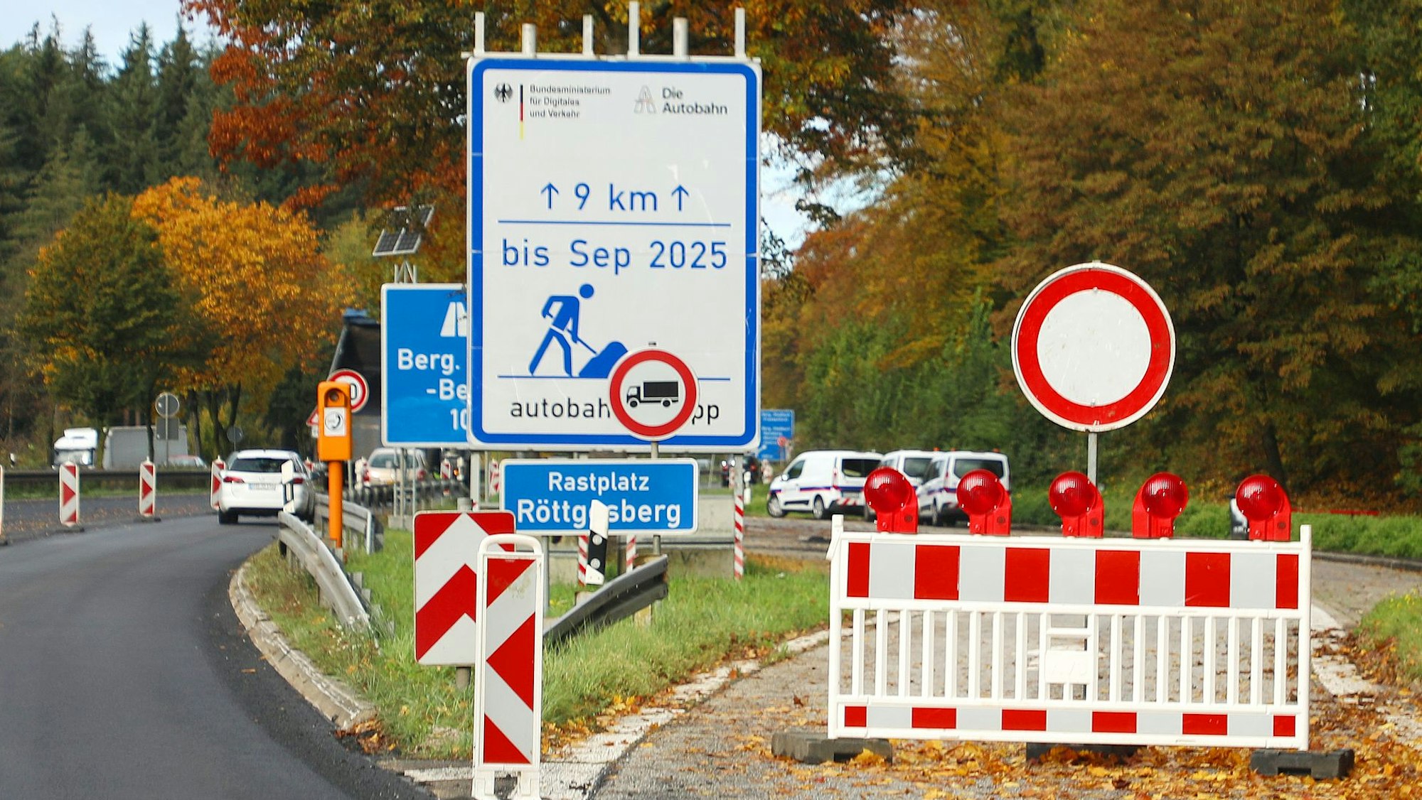 Ein Schild der Autobahn GmbH informiert über die Bauarbeiten auf der A4 bis September 2025