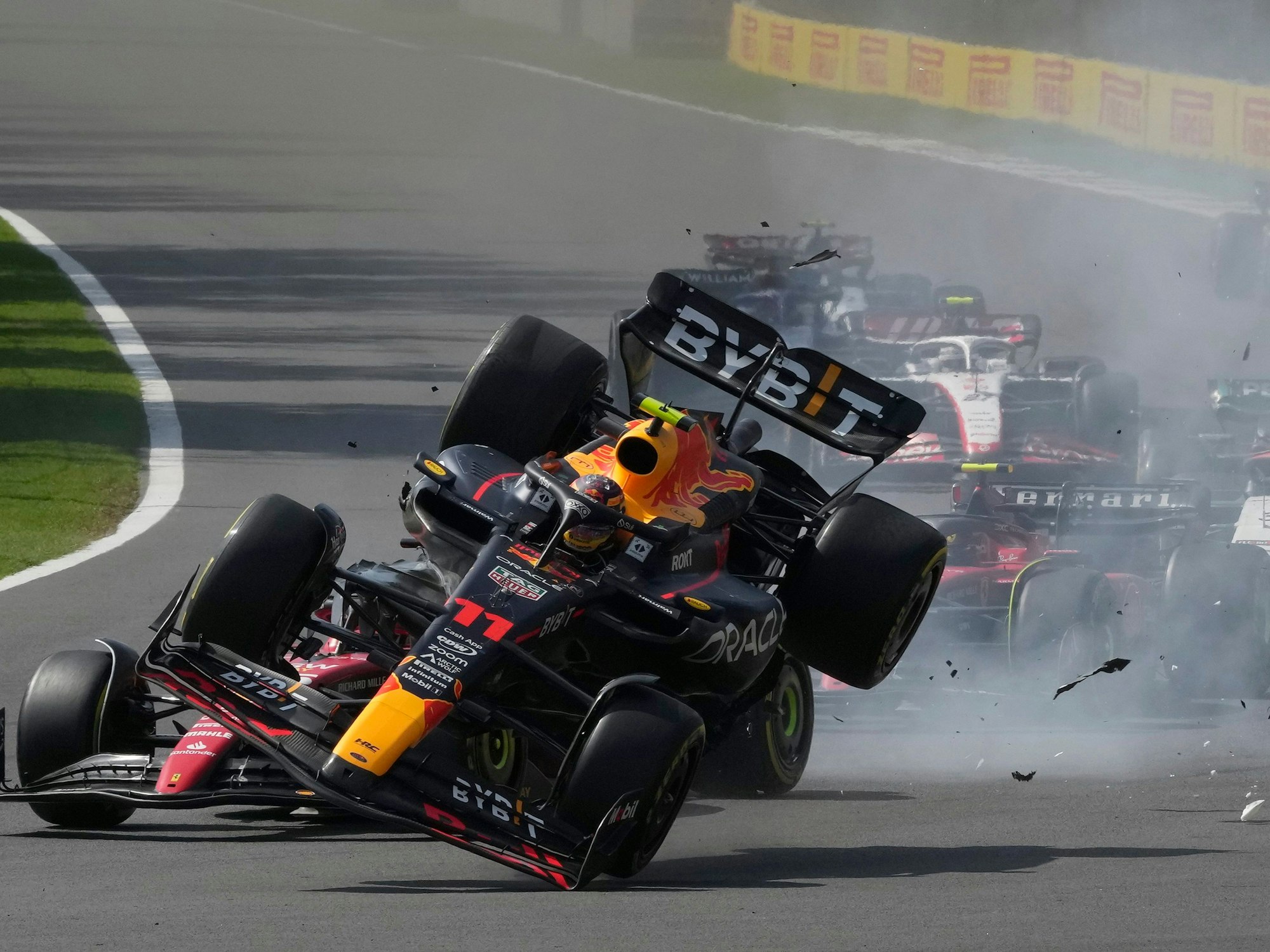Crash in der Formel 1: Red-Bull-Fahrer Sergio Perez und Ferrari-Pilot Charles Leclerc.