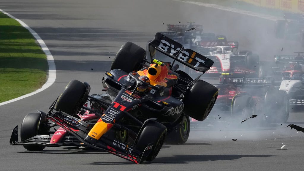 Crash in der Formel 1: Red-Bull-Fahrer Sergio Perez und Ferrari-Pilot Charles Leclerc.